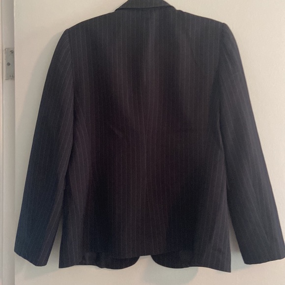 EUC classic pinstripe Tahari suit - Picture 4 of 8